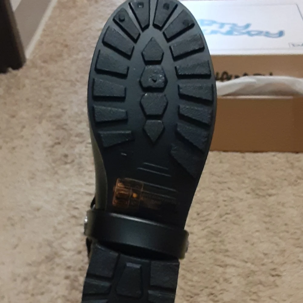 Dirty Laundry round toe